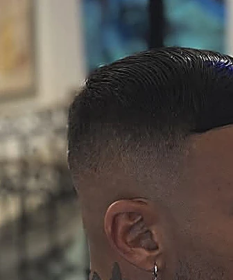 Detalle de un fade con la línea del contorno marcada sobre la oreja